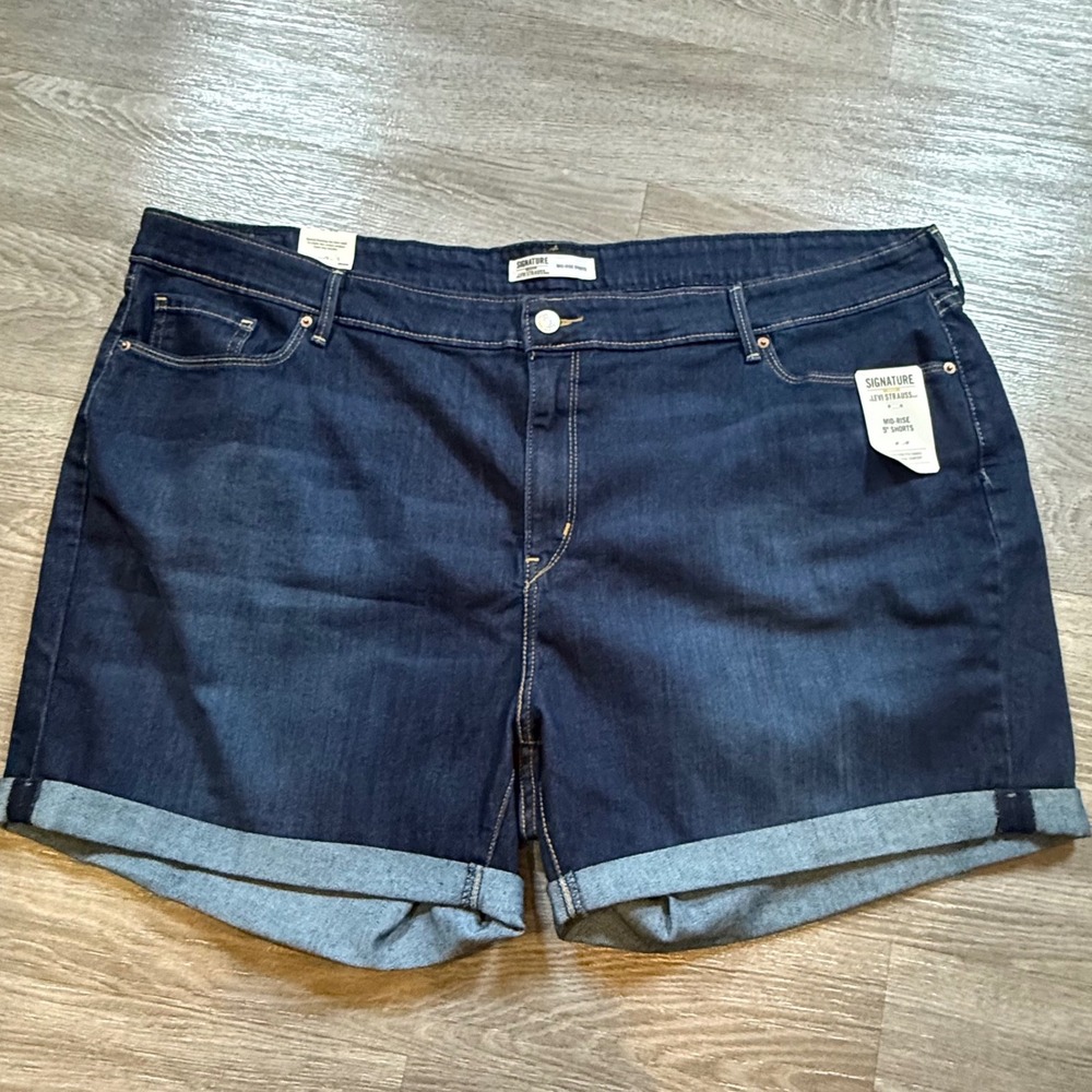 Signature Gold by Levi Strauss Womens Mid-Rise 5 Inch Denim Shorts Dark Wash 26W